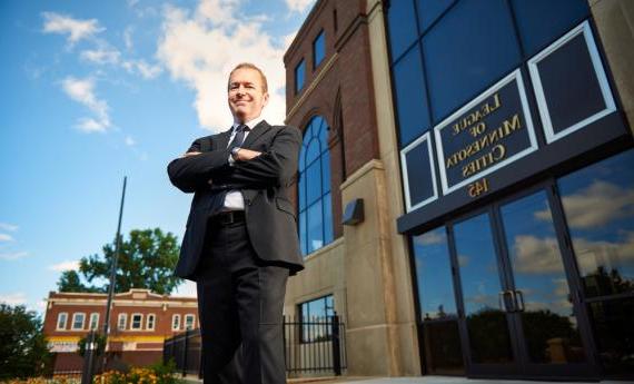 Kevin Frazell, an alumnus of Hamline's 商学院, smiling in a suit at Hamline